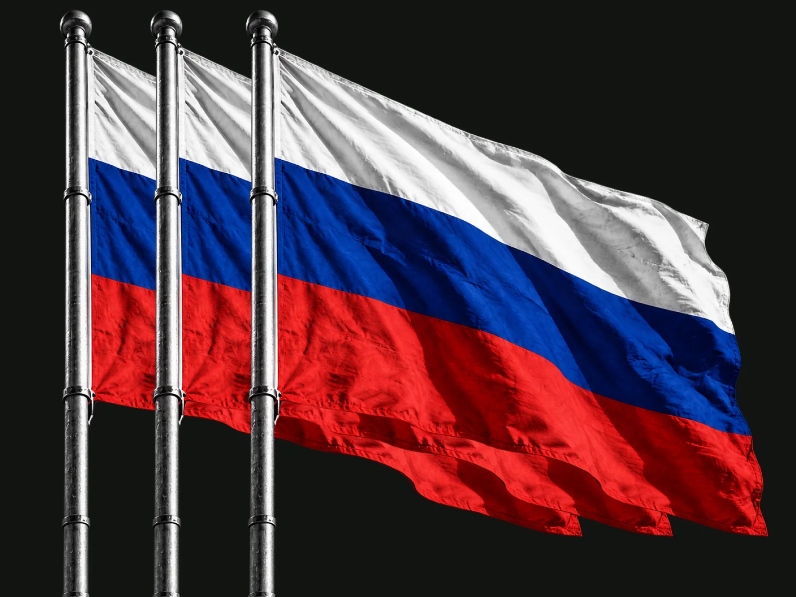 Три государственных флага России на флагштоках