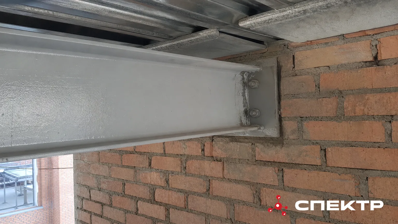 Опирание балки на кирпичную стену